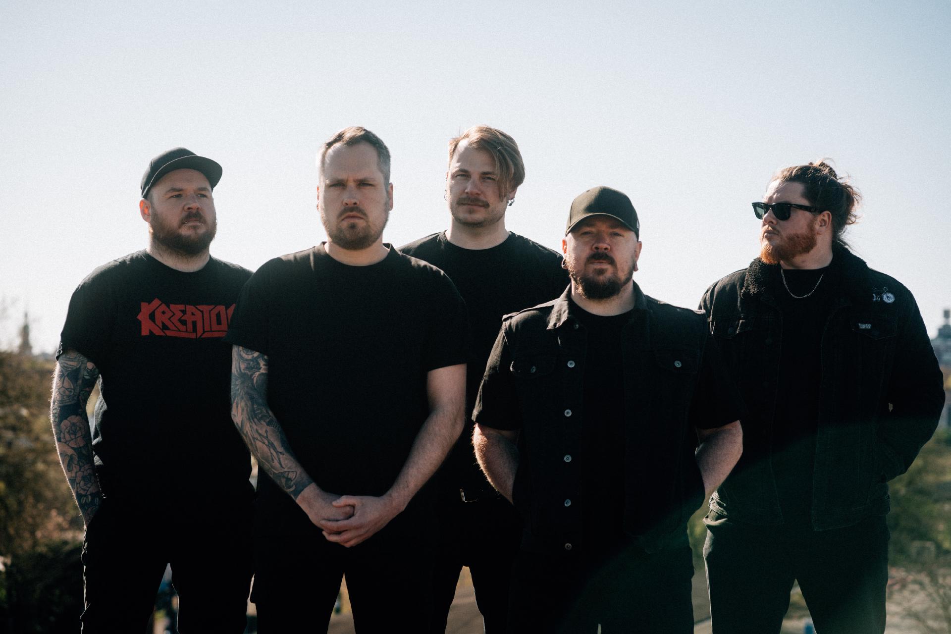 Von links nach rechts Chris, Phil, Tobi, Theo und Jan. Wir stehen auf einem Dach im Dortmunder Hafen