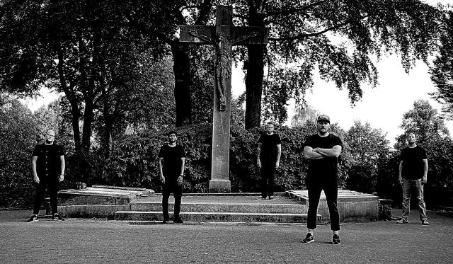 Geile Typen stehen auf nem Friedhof nebeneinander